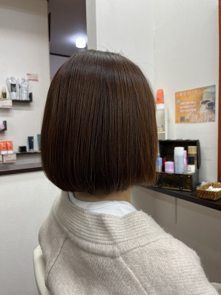 縮毛矯正のアフター:自然な丸みが出たボブの全体写真(横から)