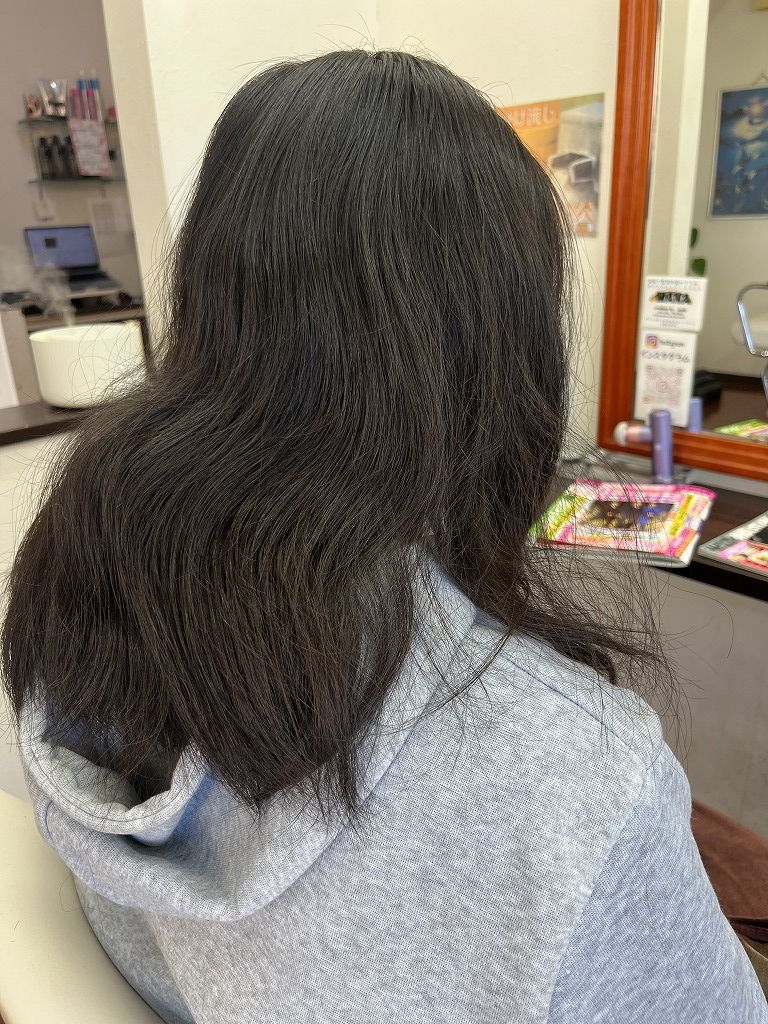 ビフォー：重さが溜まり広がりやすい状態のミディアムヘア