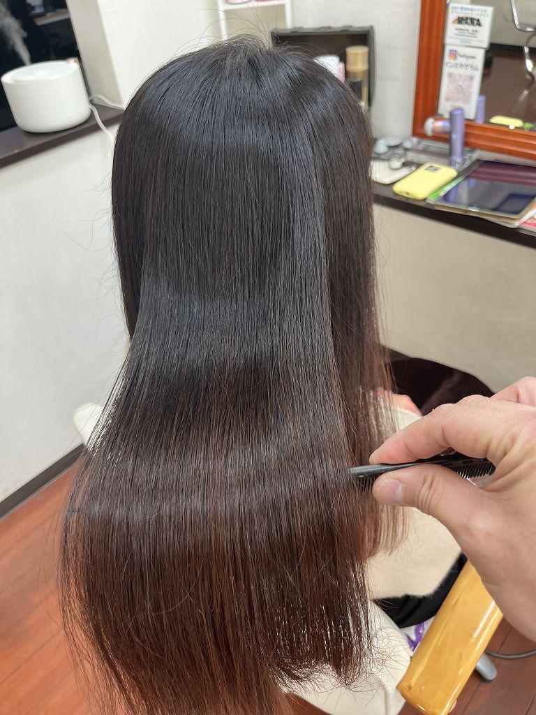 ハナヘナトリートメント後のツヤ感が伝わる写真。特別なトリートメントをしていないのにツヤが出ている状態。