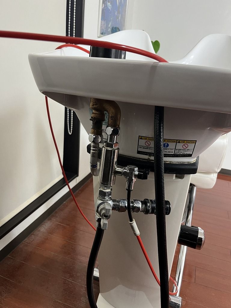 シャンプー台に設置された炭酸泉システム（CO₂直圧式）