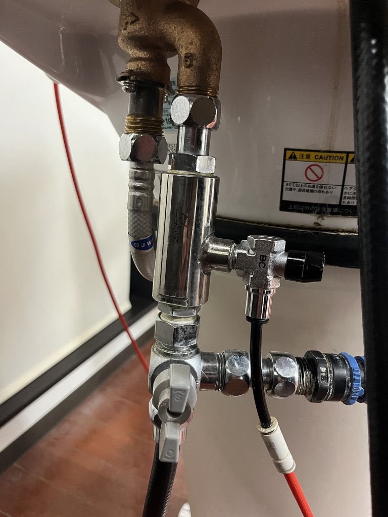 炭酸泉ユニット拡大：水道水とCO₂ボンベを配管で接続し、圧力で溶解