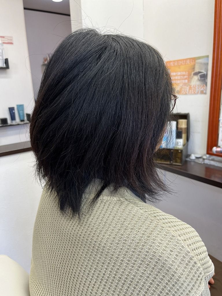 クセ毛で毛量が多く広がりやすいビフォーの状態