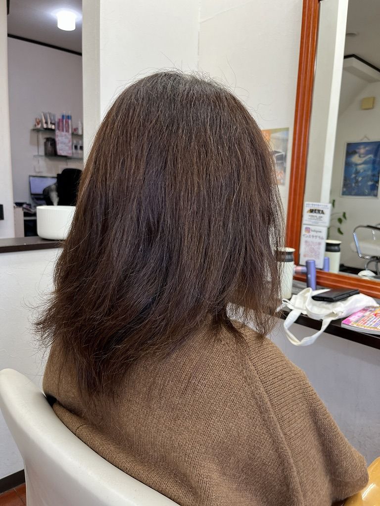 スパイラルパーマ施術前のビフォー(ミディアムヘアの後ろ姿)