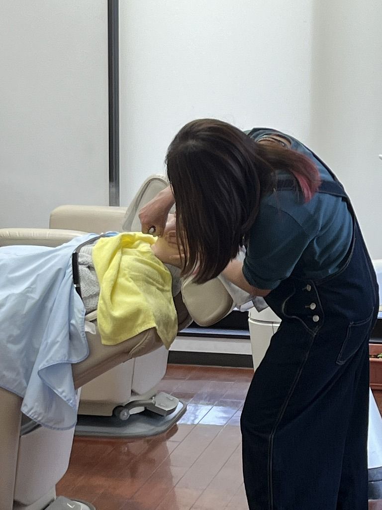 レディースシェービング施術中の様子