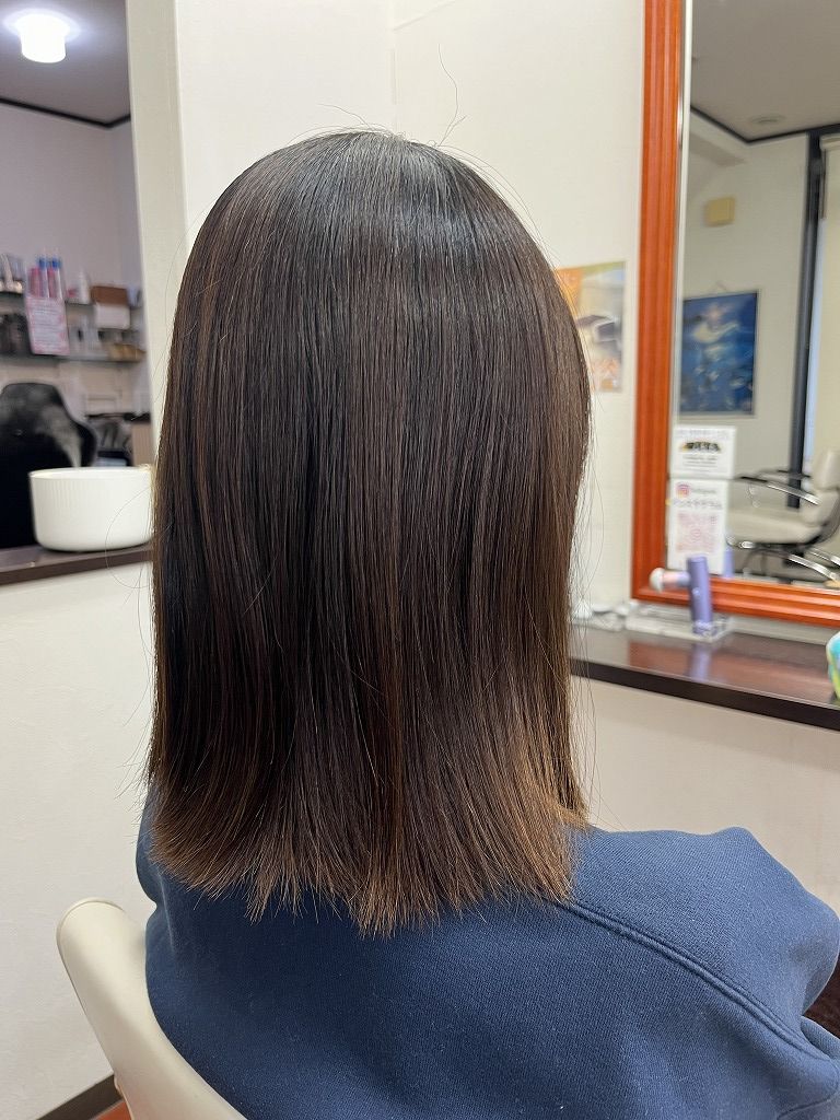 縮毛矯正前のボブのビフォー写真。全体にうねりと広がりが出ている状態