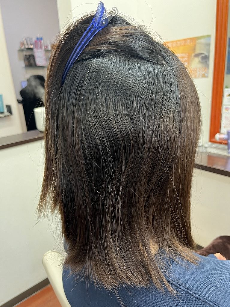 縮毛矯正前の内側のクセが分かる写真。波状毛でうねりが強く出ている状態