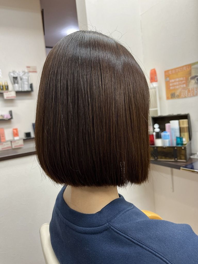 縮毛矯正後のボブのアフター写真。ツヤが出て自然な丸みが残る仕上がり