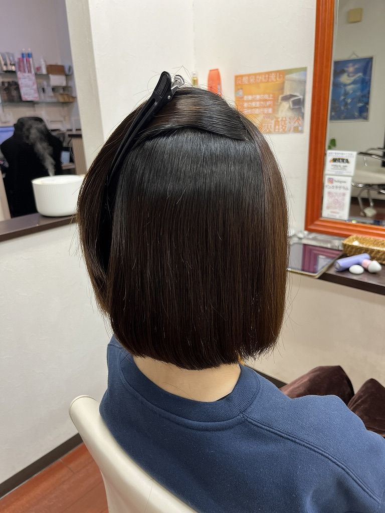縮毛矯正後の内側の写真。内側のクセが伸びて真っすぐになっている状態