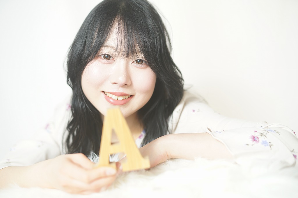 サロンモデルがArakのAロゴを持っている写真