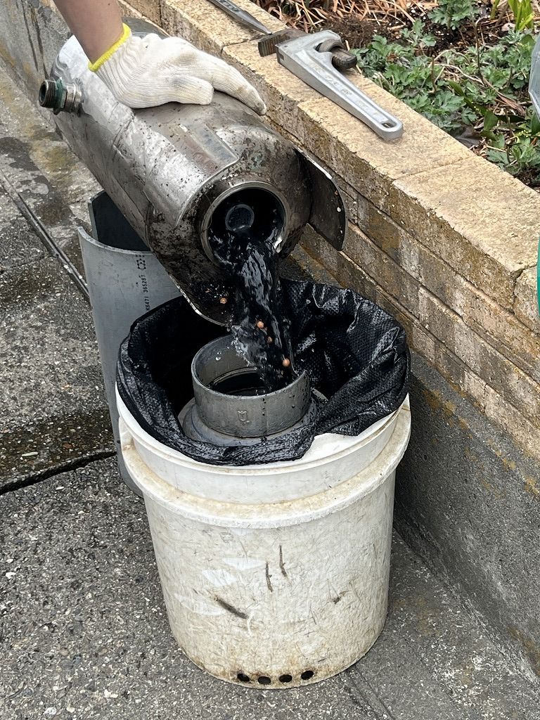 美容室の業務用浄水器で活性炭交換作業を行っている様子