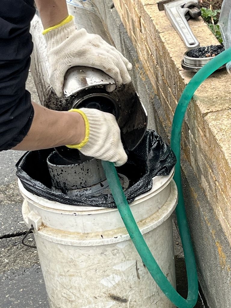 業務用浄水器の活性炭交換後に洗浄作業を行っている様子