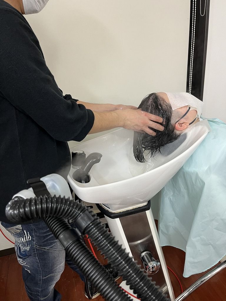 ヘッドスパで頭皮を丁寧にほぐしている様子