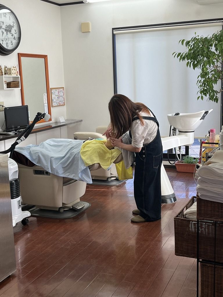 女性のお顔剃り後のエステ施術中の様子