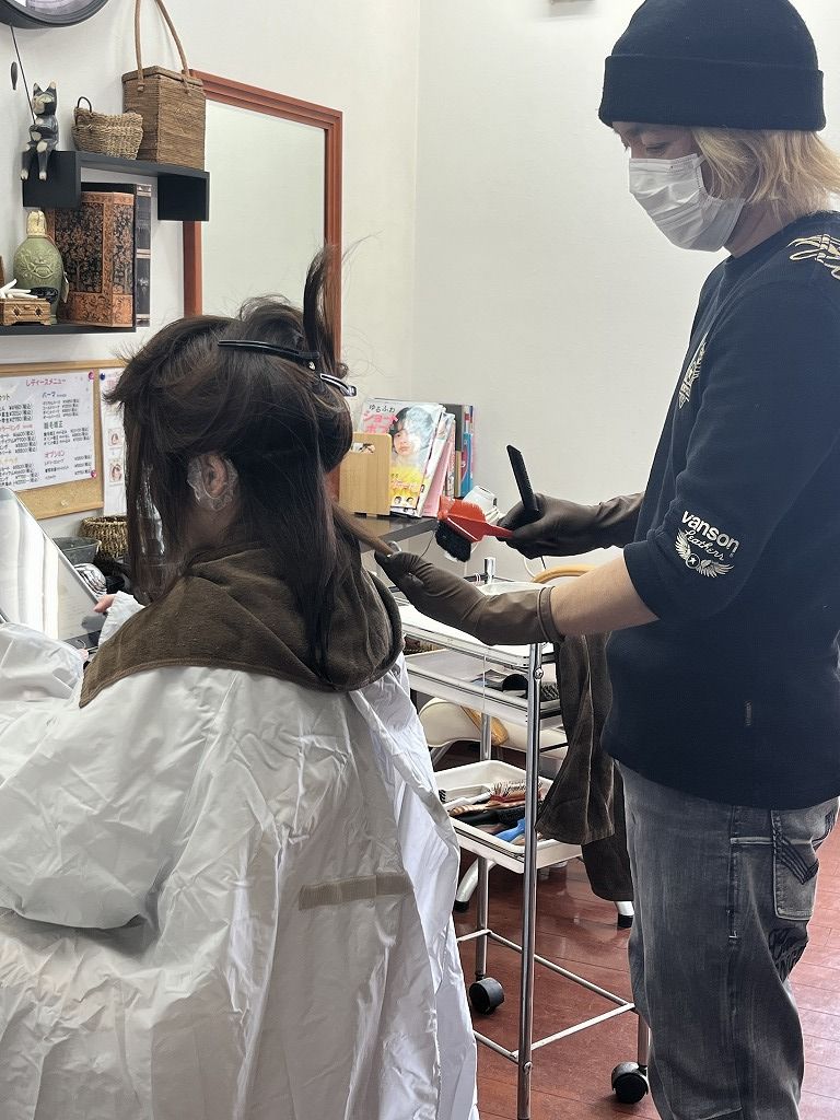 前髪の縮毛矯正とデジタルパーマ同時施術の薬剤塗布中