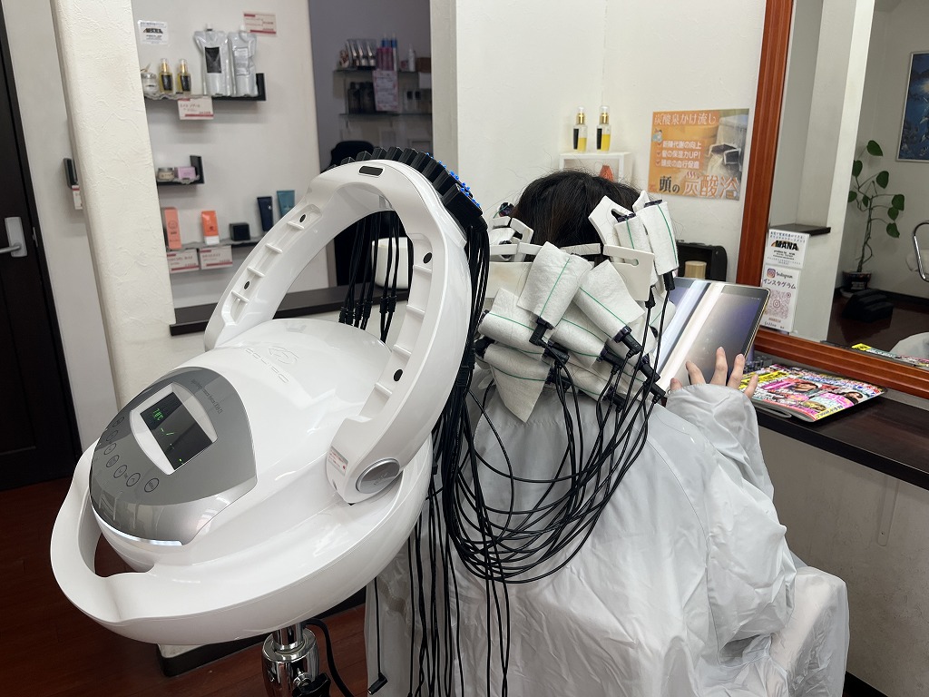前髪の縮毛矯正とデジタルパーマ同時施術でデジタル機に入っている状態