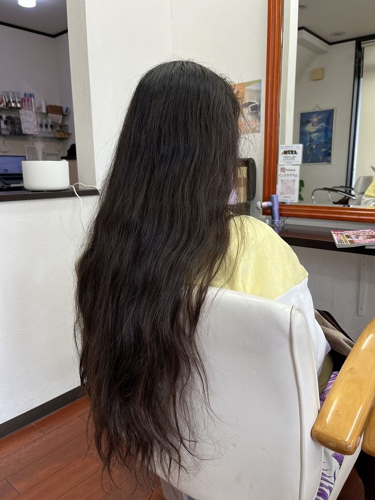 ヘアドネーション施術前のロングヘアの後ろ姿