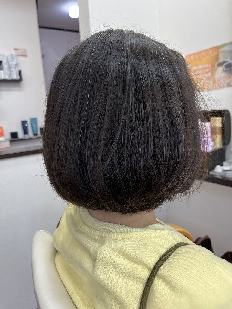 ヘアドネーション後のショートボブスタイル斜め後ろ