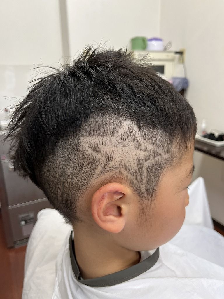 キッズのレザーアート入りデザインカット左側