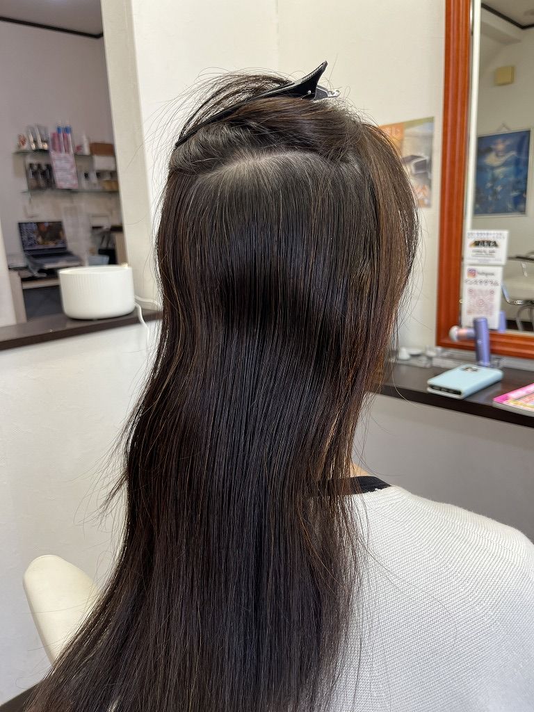 縮毛矯正のビフォー（分けてクセを確認）｜根元のうねりと波状毛