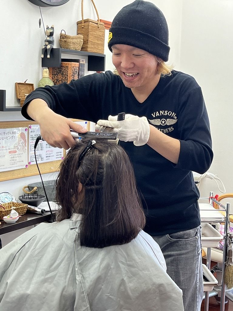 縮毛矯正のアイロン施術中｜クセを丁寧に伸ばしている工程