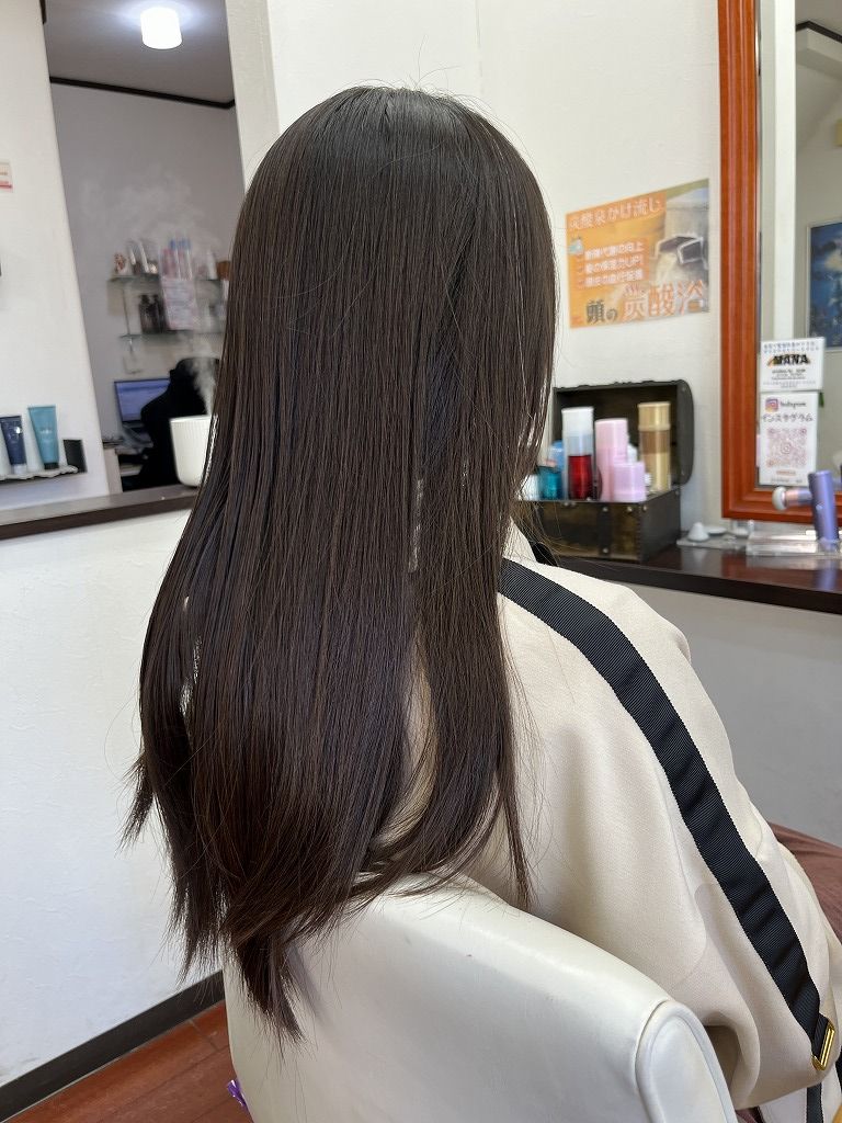 高校卒業後に初めてのカラーをする前のロングヘアの後ろ姿