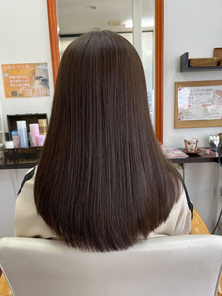 高校卒業後の初カラーでグレージュ10レベルに仕上げたロングヘア