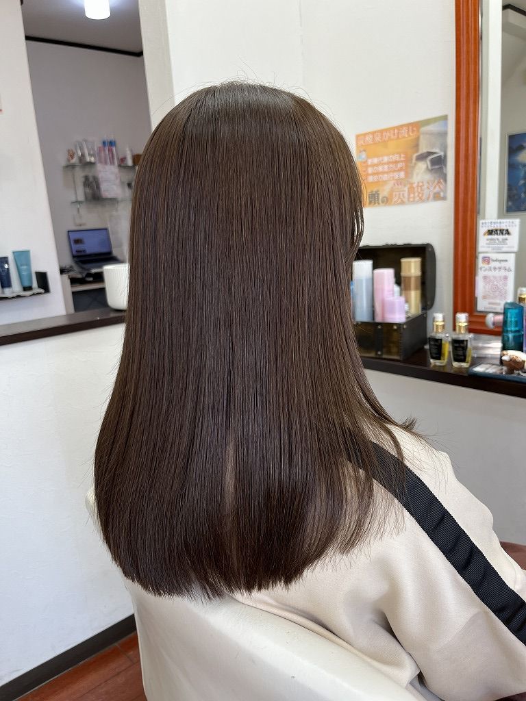 自然な透明感のあるグレージュカラーに仕上がったロングスタイル