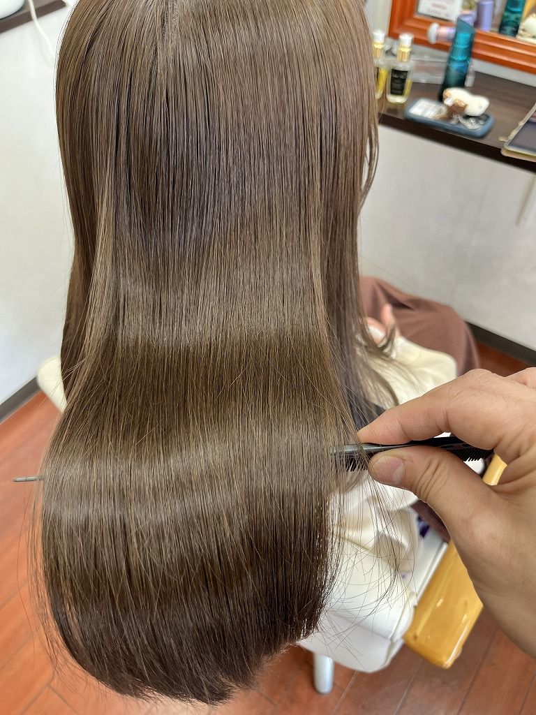 グレージュカラー後のロングヘアのツヤ感が分かる写真