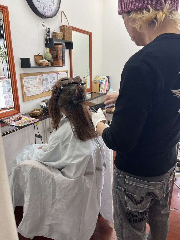 縮毛矯正のアイロン工程をしている様子