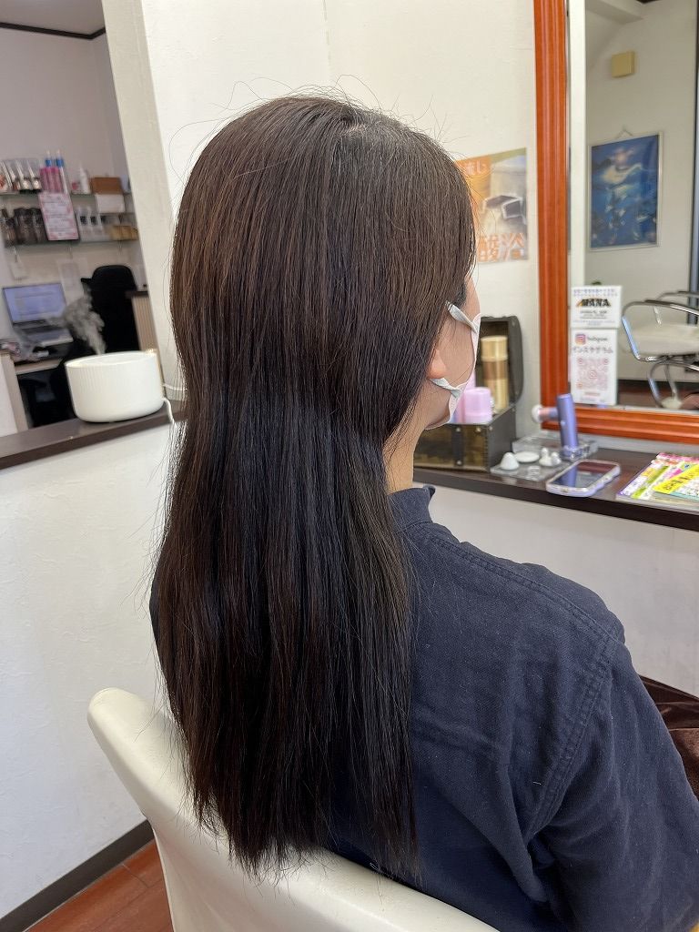 縮毛矯正前の後ろ姿。ロングヘアで全体に広がりが出ている状態