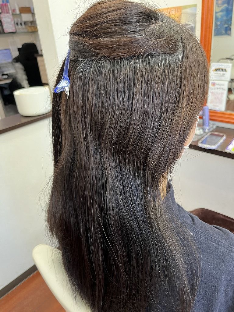 縮毛矯正前の内側の髪。表面よりも内側のうねりと広がりが分かる状態