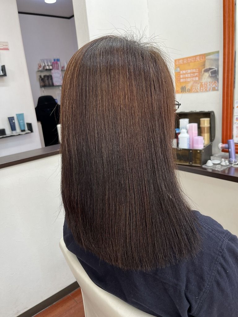 縮毛矯正後の後ろ姿。自然なストレートでまとまりが出たロングヘア