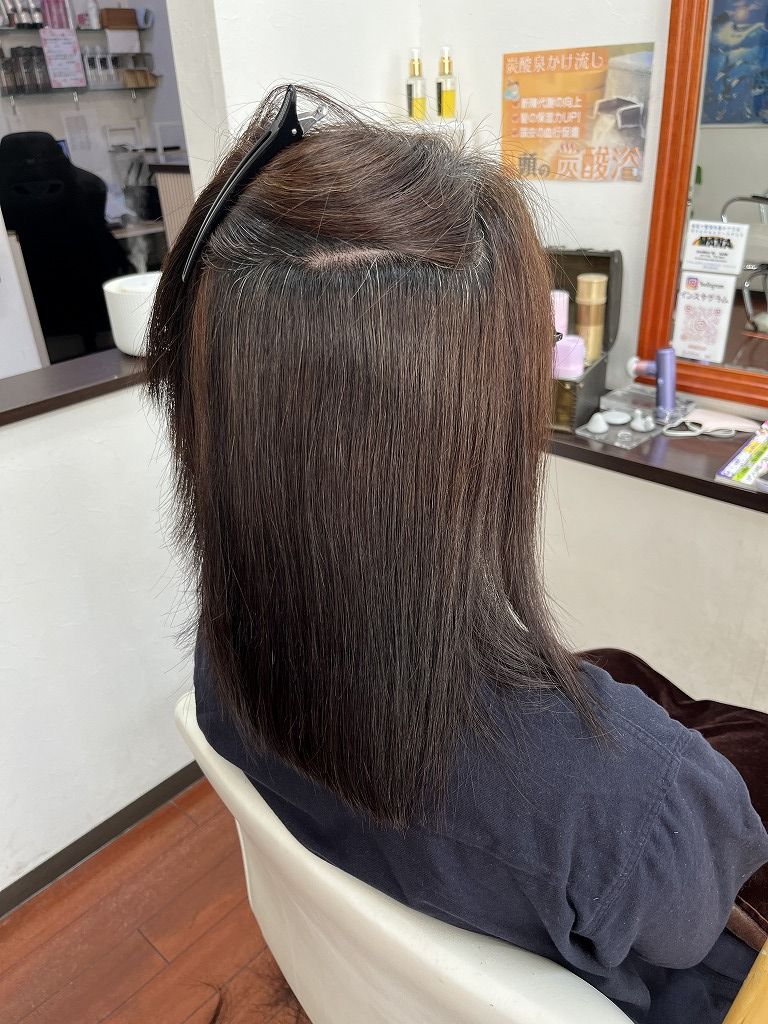 縮毛矯正後の内側の髪。内側のクセが整い、まとまりが出た状態