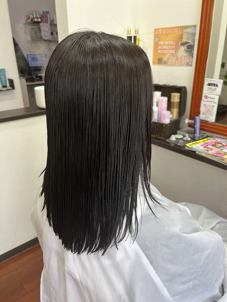 ストデジ施術前に髪を濡らした後ろ姿の状態