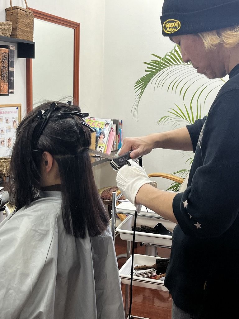 ストデジの縮毛矯正工程でアイロン操作をしている施術中の写真