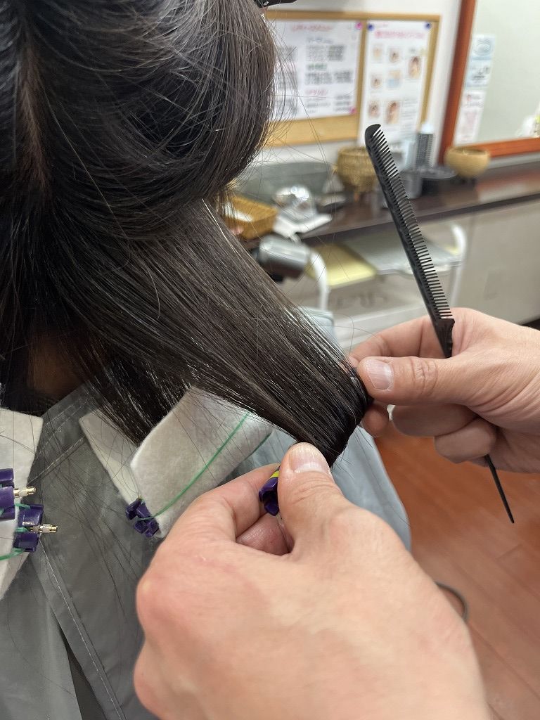 ストデジでデジタルパーマのロッドを巻いている施術中の写真
