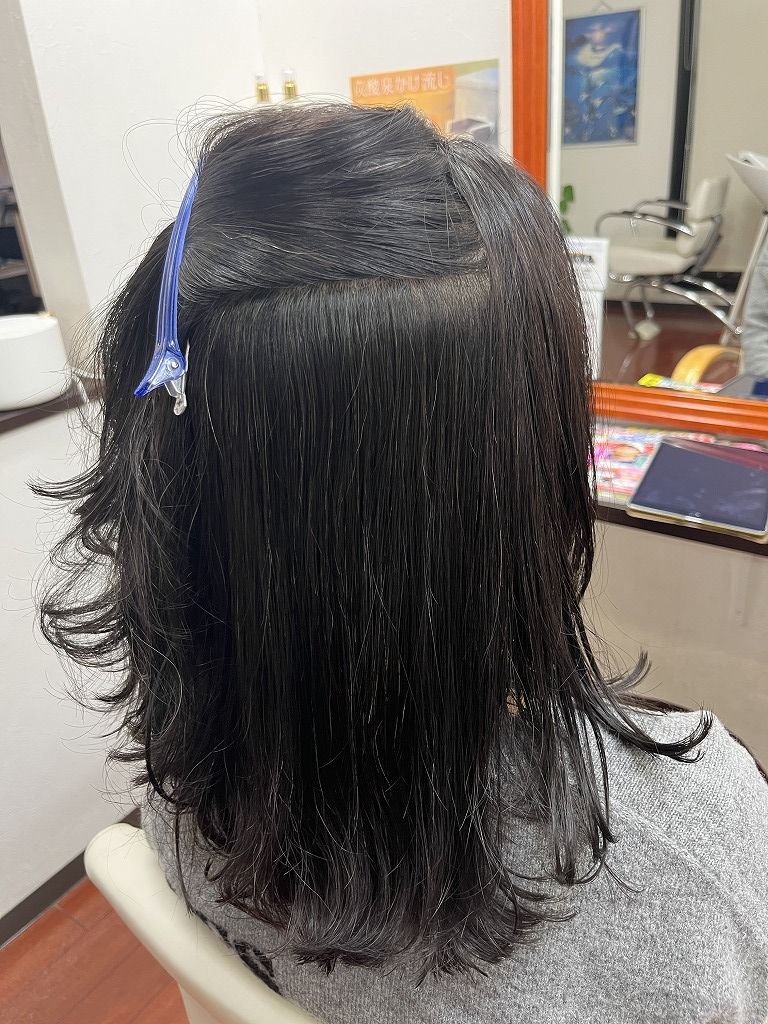 髪をめくってストデジ施術後の内側の収まりを見せた写真
