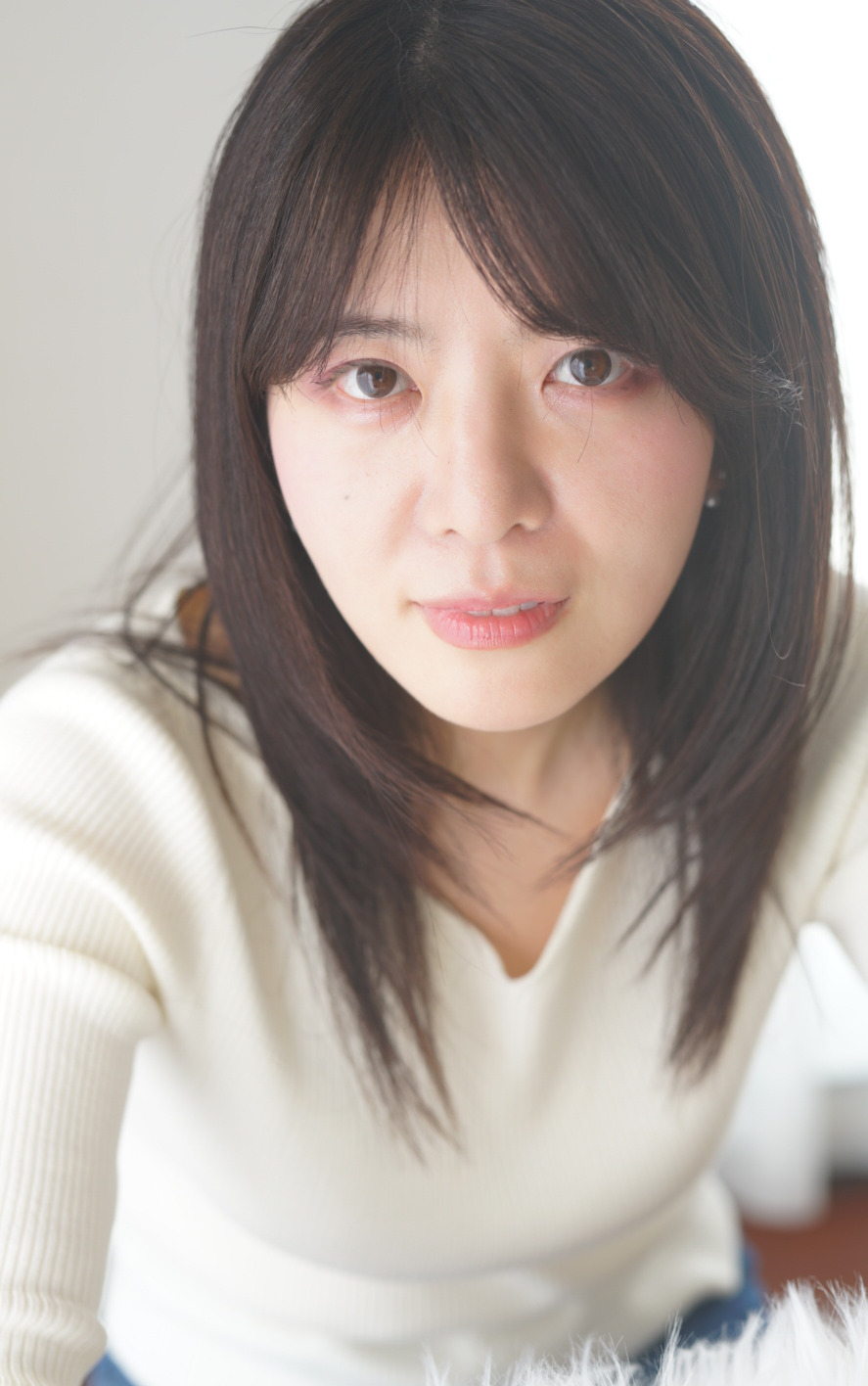 白背景で撮影したサロンモデルの自然光寄りのやわらかい写真