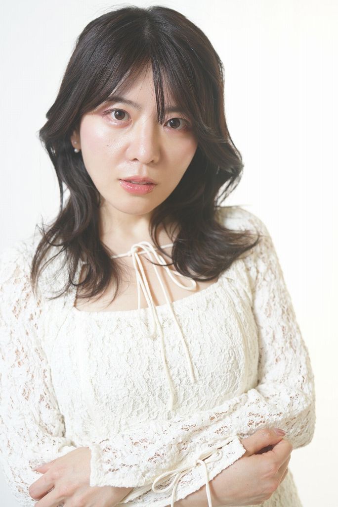 白背景でストロボを使って撮影したサロンモデルの写真