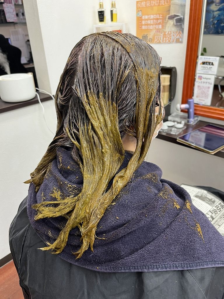 根元カラーと毛先ハナヘナを塗布している状態