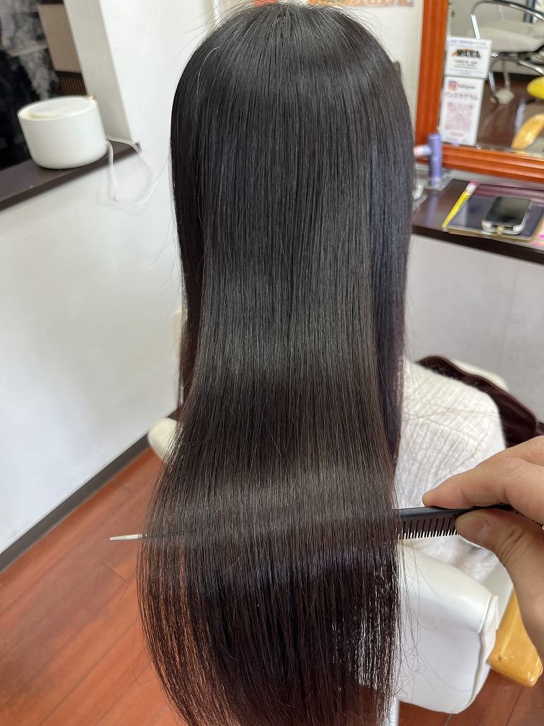 縮毛矯正後のツヤ感が分かる仕上がり
