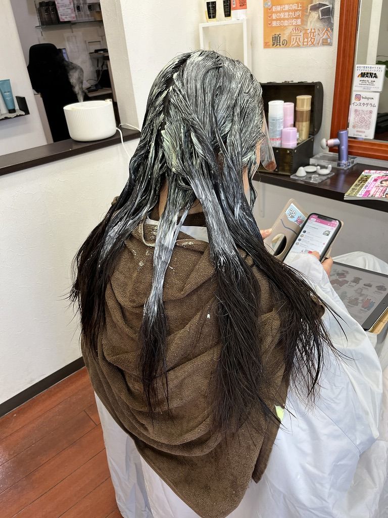 縮毛矯正の薬剤塗布中