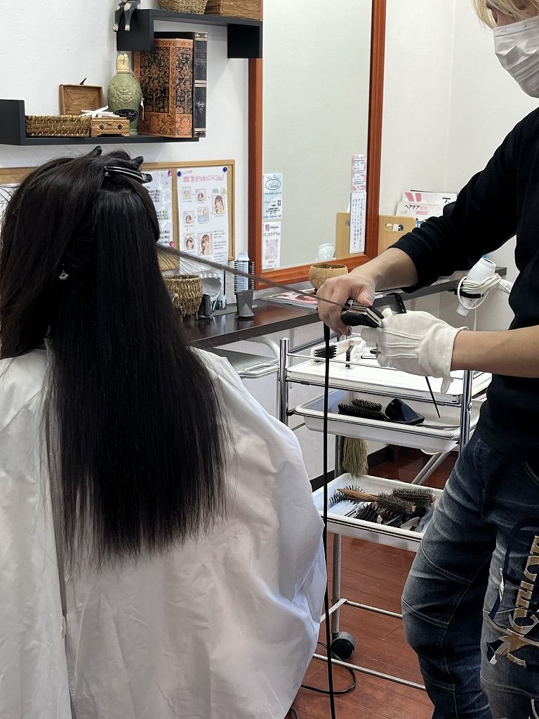 縮毛矯正のアイロン作業中