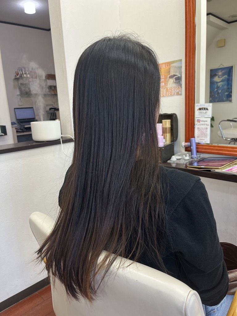 カラーと髪質改善トリートメント施術前のロングヘア