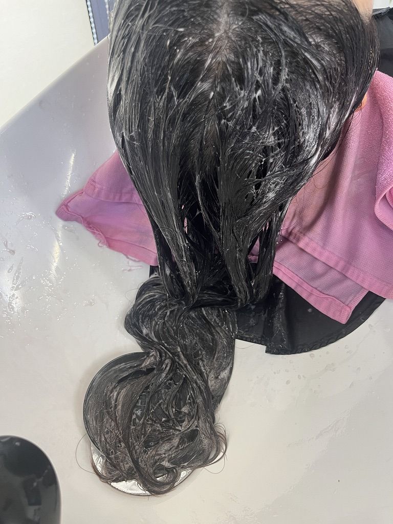 髪質改善トリートメント塗布中の様子