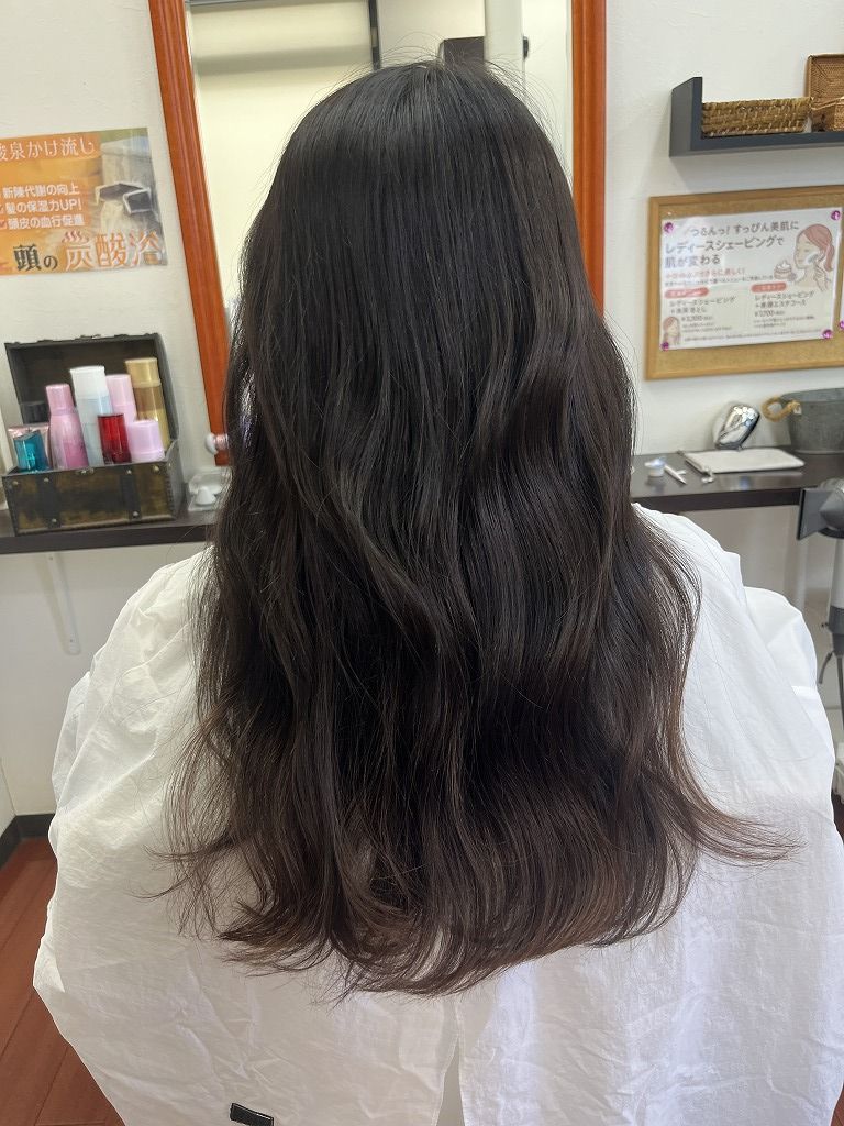 コテ巻きで仕上げたラベンダーベージュのロングヘア