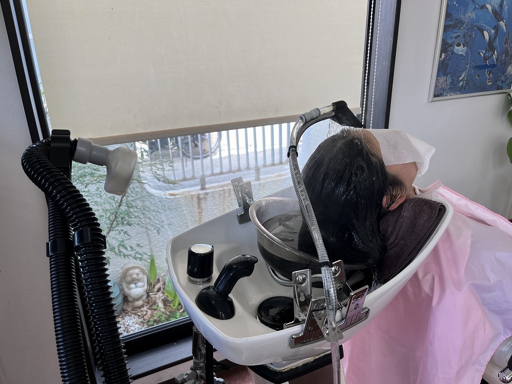 炭酸頭浸浴の施術中