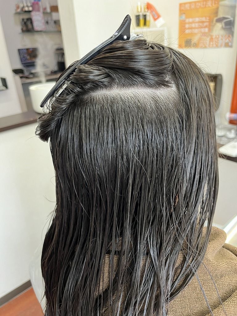 縮毛矯正前に濡らした状態の髪