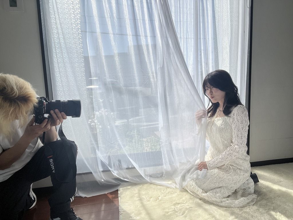 白背景でサロンモデルを撮影している様子