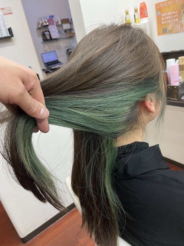 耳後ろから耳上に入れたグリーンのインナーカラー